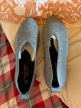 Bernie Mev 
Silver Knit Slip-On Flats